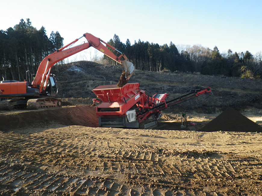 石坂山の客土は20ミリ以下のふるいにかけて選別します