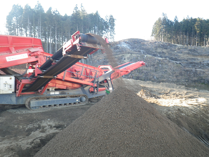 石坂山の客土は20ミリ以下のふるいにかけて選別します
