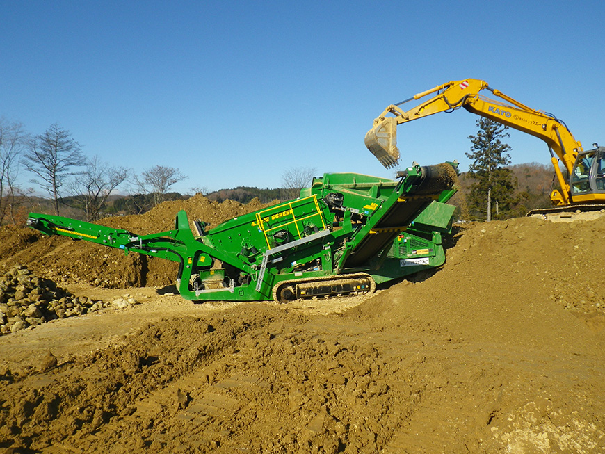 作田山の客土は20ミリ以下のふるいにかけて選別します