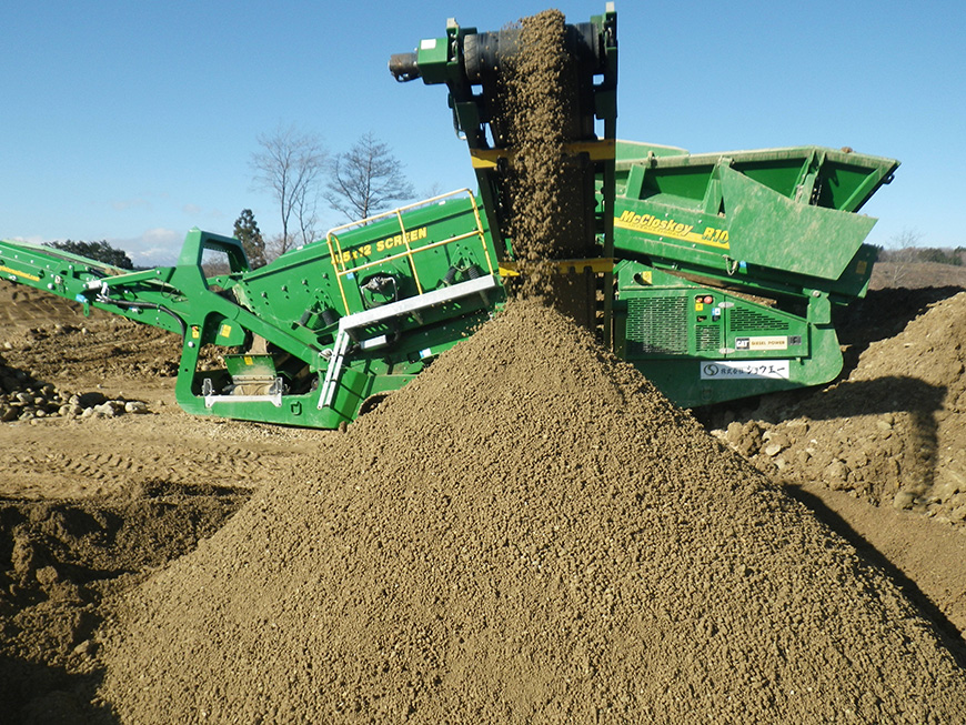 作田山の客土は20ミリ以下のふるいにかけて選別します