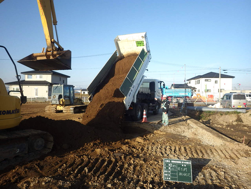 六郷地区区画整理　客土搬入